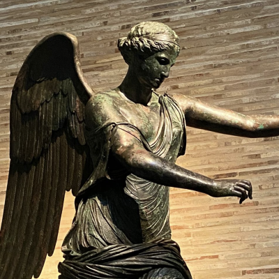La statua bronzea della Vittoria Alata custodita al Capitolium